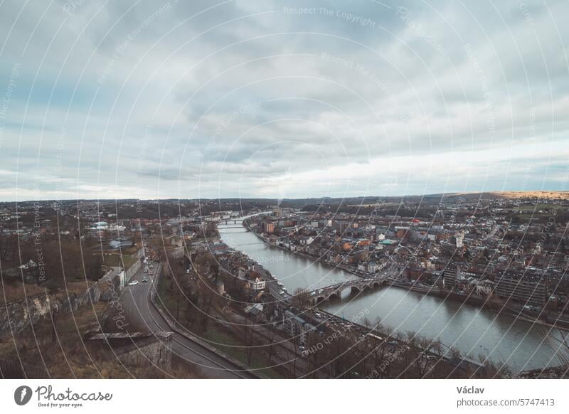 Blick auf die Stadt Namur bei Sonnenuntergang. Die Hauptstadt der Region Wallonien in Belgien Dach Hügel Turm Wasser Panorama gotisch Burg oder Schloss