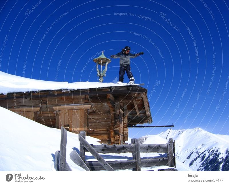 Hüttenzauber Haus Snowboarder Ferien & Urlaub & Reisen Winter springen Österreich Königsleiten Holzhütte extrem Schnee Schanze Himmel Berge u. Gebirge blau