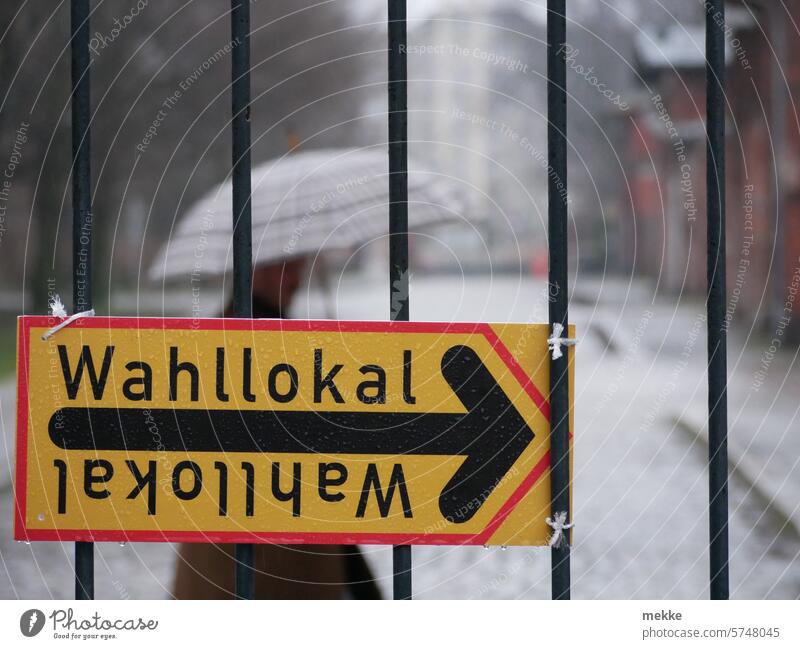 Auch bei Regen Wählen gehen! Wahllokal Wahlen Zaun Regenschirm Wahlkampf Wetter Gitter Schild Pfeil Absperrung Hinweisschild Barriere festgebunden provisorisch