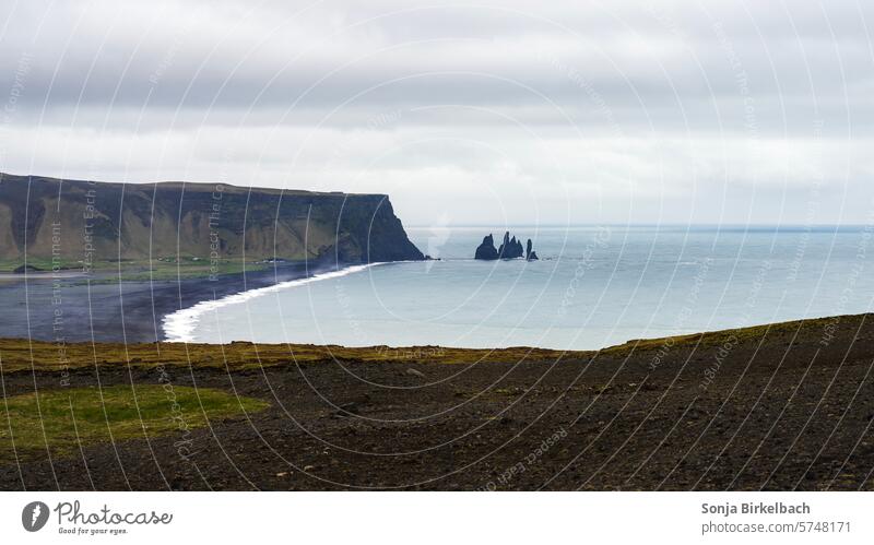 Reynisfjara und Reynisdrangar Island isländisch Strand Basaltfelsen Trollfelsen Schwarzer Strand Sand schwarz Lava vulkanisch Landschaft Natur Küste Felsen Meer