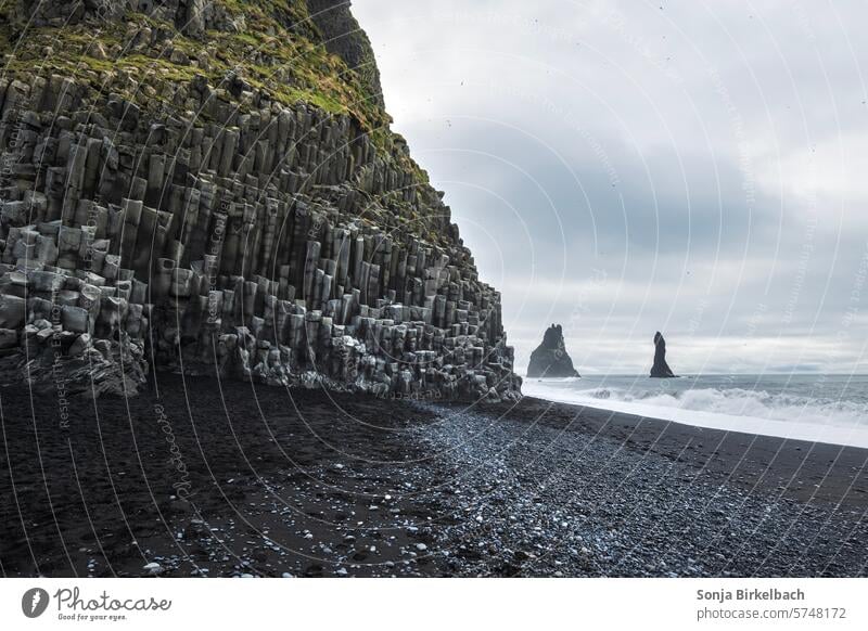 Formschön Island isländisch Reynisfjara schwarzer sand Black sand beach reynisdrangar Tourismus Attraktion Reiseziel Basaltsäulen Natur Landschaft Strand Meer