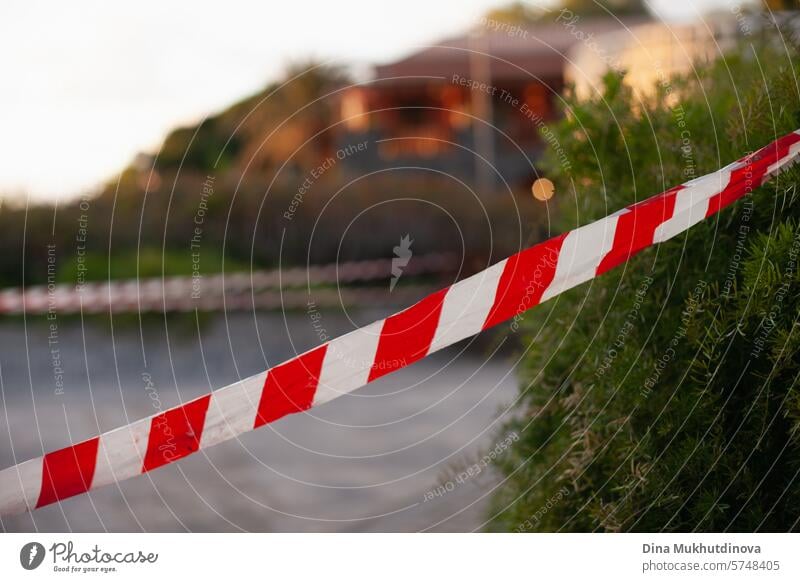 Warnband weiß und rot gestreift in der Straße während der städtischen Bauarbeiten Wartungsarbeiten. Schutz-Warnband. Warnschild Klebeband Ermahnung Vorsicht