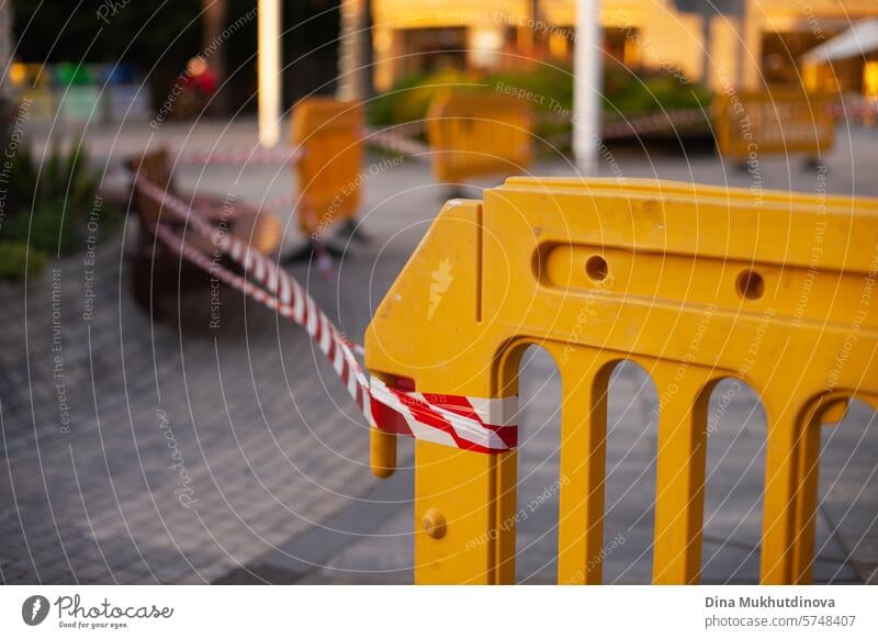 Warnband weiß und rot gestreift in der Straße während der städtischen Bauarbeiten Wartungsarbeiten. Schutz-Warnband. Warnschild Klebeband Ermahnung Vorsicht