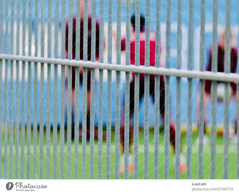 Fußballtraining - unter Ausschluss der Öffentlichkeit Gitter hinter Gittern Sportplatz Training trainieren Sportstätten Ballsport Fußballplatz Spielfeld Gras