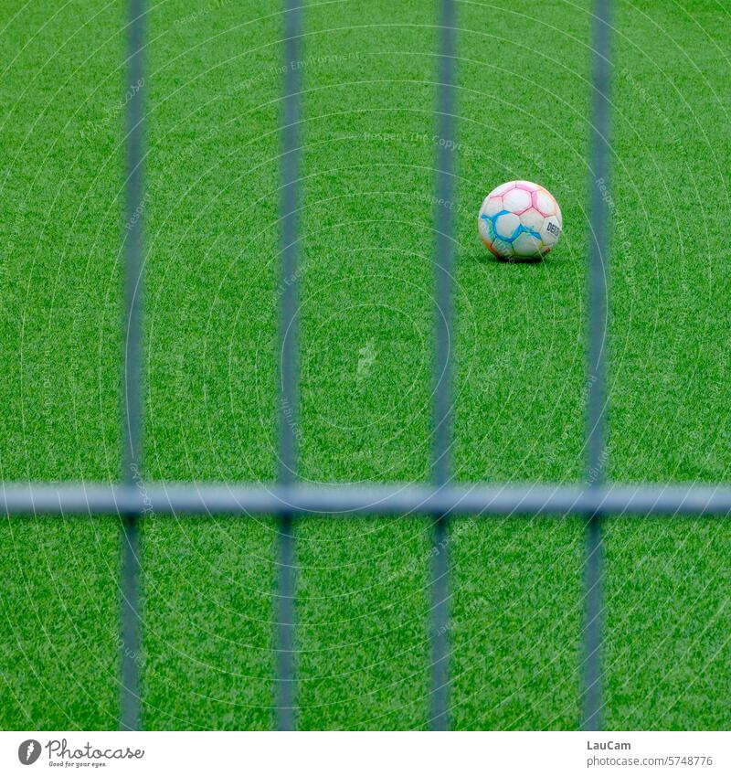 Fußball hinter Gittern Rasen rund eckig Ballsport Fußballplatz Sportplatz Spielfeld Sportrasen Sportstätten Fußballtraining das runde muß ins eckige grün einsam