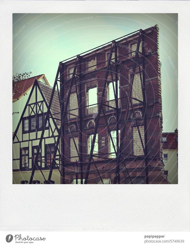 alte Hausfassade die durch Stahlgerüste gehalten wird Alte Fassade Gebäude Architektur Bauwerk Fenster Stadt Außenaufnahme Menschenleer Farbfoto Mauer Wand