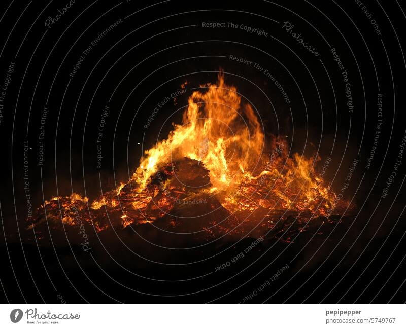 Osterfeuer brennen heiß Feuer Brand Ostern Flamme Wärme Glut Feuerstelle glühen Holz Hitze glühend osternacht Brennholz orange gefährlich Licht Außenaufnahme