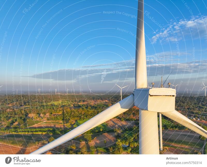 Landschaft eines Windparks. Windenergie. Windkraft. Nachhaltige, erneuerbare Energie. Windturbinen erzeugen Strom. Nachhaltige Entwicklung. Grüne Technologie für nachhaltige Energie. Grüne Energie.