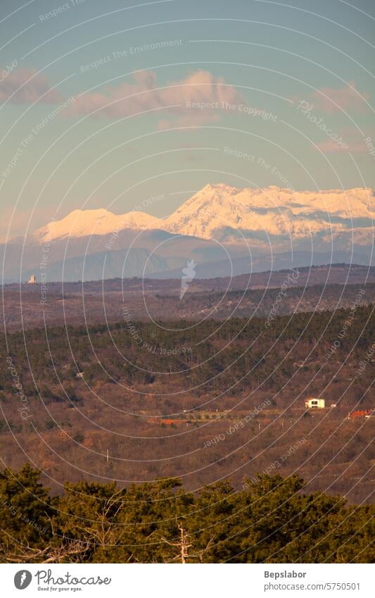 Blick auf den Berg Krn krn Berge u. Gebirge Slowenien Italien Alpin alpen giulie bedeckt Schnee Natur Panorama Landschaft natürlich Höhe reisen Tourismus