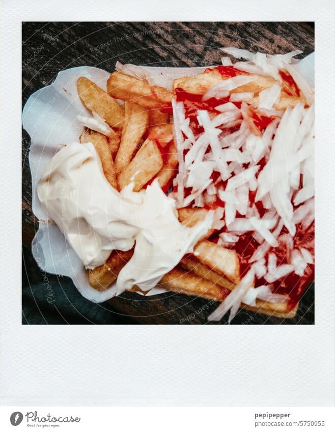 Pommes currywurst Currywurst Fastfood Ernährung Wurstwaren Lebensmittel Farbfoto Essen ungesund Ketchup Mittagessen Fleisch Pommes frites Fett Gabel