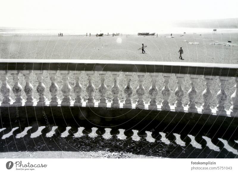 Strandpromenade - Mauerbrüstung Meer kolonialistisch Urlaub Erholung Sommer Surferparadies Ferne Reise Strandtag Tourismus Windstille Horizont Sand Idylle