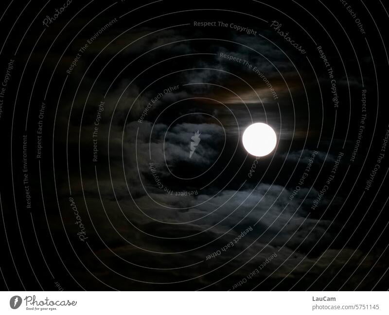 Mon(d)tag Vollmond Nachthimmel Mond Himmel Mondschein dunkel hell geheimnisvoll Licht Wolken leuchten Montag Wochentag Wochenbeginn Silhouette Trabant Kontrast