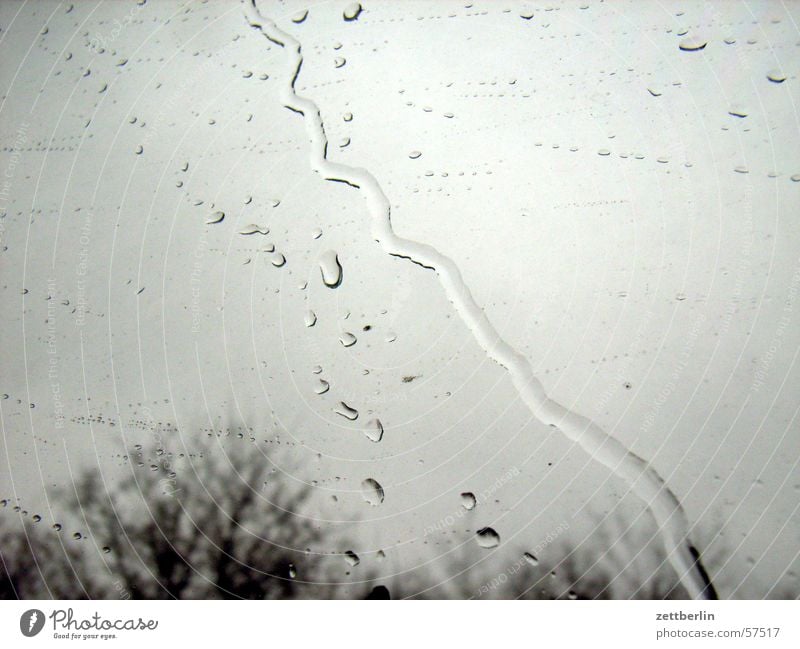 Draußen regnets Regen Fenster grau Wassertropfen Fensterscheibe Glas Himmel trist Traurigkeit Trauer Einsamkeit Sehnsucht Hoffnung Hoffnungslosigkeit November