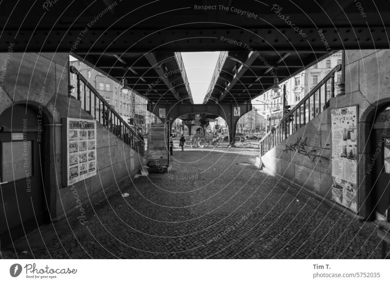 Ecke Schönhauser Schönhauser Allee Prenzlauer Berg s/w Viadukt Frühling 2024 Außenaufnahme Hauptstadt Stadtzentrum Altstadt Berlin Bauwerk Architektur