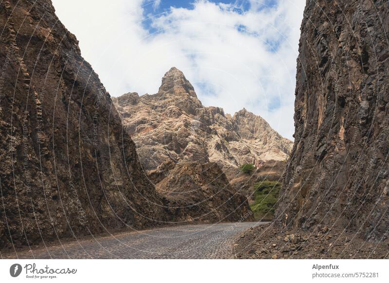 Roads of Cabo Verde V Straße Pflasterweg Pflasterstraße Wege & Pfade Pflastersteine Strukturen & Formen Straßenbelag Kopfsteinpflaster Außenaufnahme