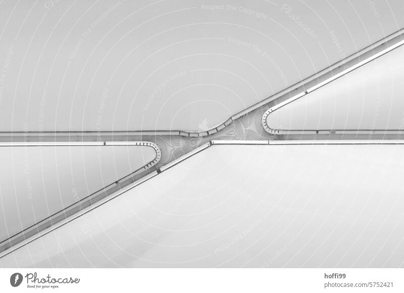graue Detailaufnahme sich kreuzender Linien einer modern abstrakten Aussenfassade Moderne Architektur kreuzungspunkt Kreuzung Fassade Strukturen & Formen