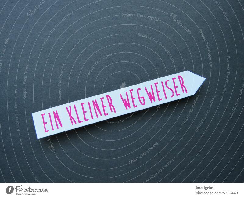 Ein kleiner Wegweiser Richtung Text Pfeil Orientierung Schilder & Markierungen Hinweis Zeichen Wege & Pfade Navigation Hinweisschild Empfehlung richtungsweisend