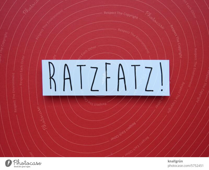 Ratzfatz! ratzfatz Text schnell Geschwindigkeit Bewegung Ausrufezeichen Textfreiraum Menschenleer Kommunikation Wort Buchstaben Kommunizieren Schriftzeichen