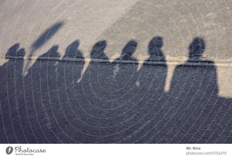 schattenmenschen Schattenspiel Menschengruppe Sonnenlicht Silhouette Licht & Schatten Schattenwurf Licht und Schattenspiel Sieben Schattenbild Oberkörper