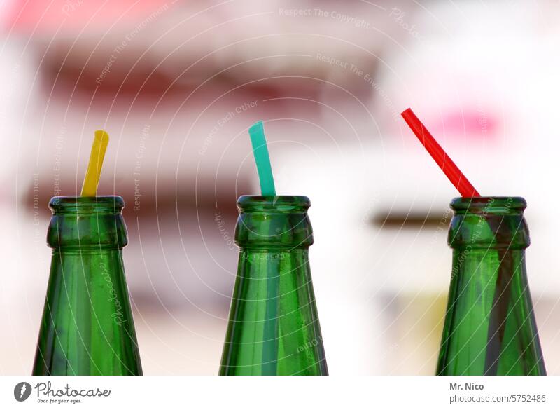 dreigestirn Flasche flaschen Flaschenhals Strohhalme Glas Getränk Glasflasche trinken Erfrischungsgetränk Limonade Durst Durstlöscher Sommer Trinkhalm Saft grün