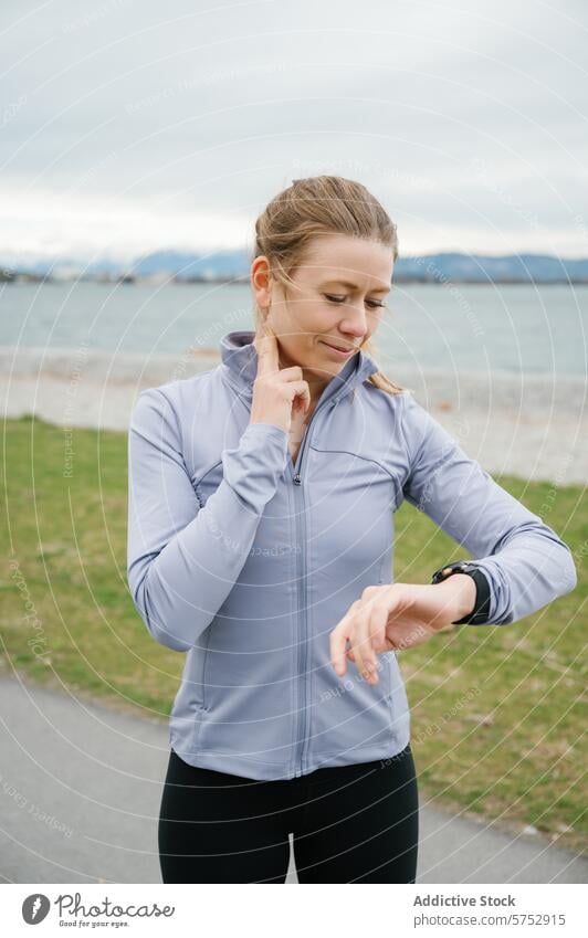 Aktive Frau überprüft Fitness-Tracker im Freien Läufer smartwatch Leistung Monitor Training sportlich Gesundheit fokussiert aktiv Überprüfung Übung