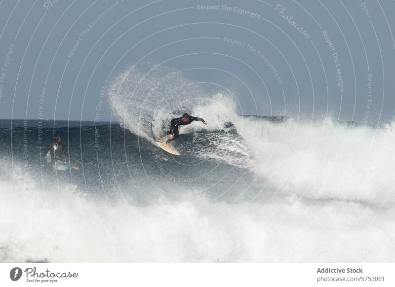 Dynamisches Surfen in rauen Meereswellen winken Sport Aktion Wasser Surfbrett Abenteuer Nervenkitzel platschen Brandung MEER aquatisch im Freien Erholung