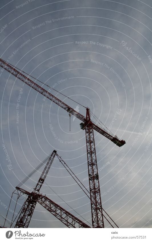 Kranballett Baustelle Wolken rot verrückt blau Himmel