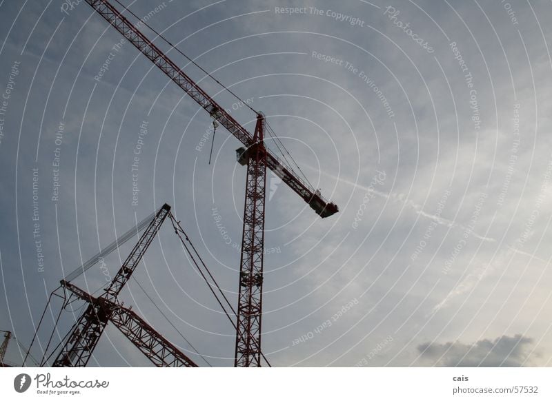 Kranballett II Baustelle Wolken rot Industrie verrückt Himmel hoch