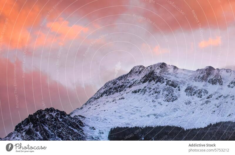 Dramatischer Sonnenuntergang über dem verschneiten Berg Guadalajara Nord, Spanien Berge u. Gebirge Schnee Nordgebirge Himmel Cloud orange rosa Abenddämmerung