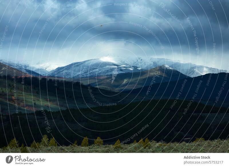 Die schneebedeckten Gipfel des nördlichen Guadalajara-Gebirges bei bewölktem Himmel, Spanien Landschaft Schnee Berge u. Gebirge Nordgebirge Cloud dramatisch