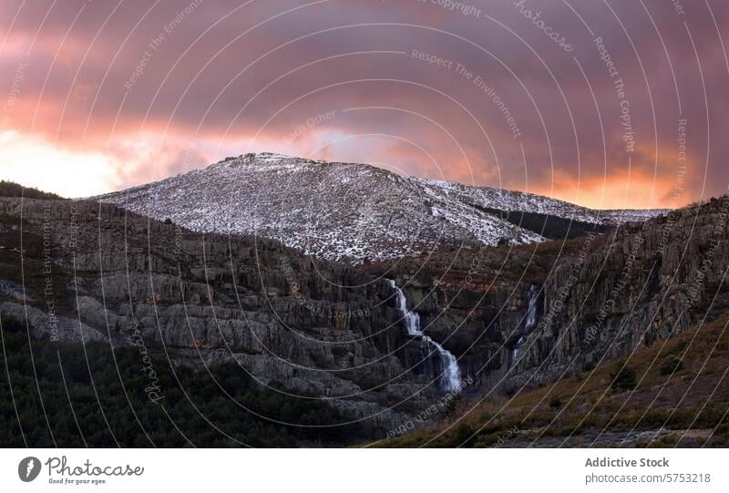 Schneebedeckter Berggipfel mit Wasserfall bei Sonnenuntergang, Spanien Berge u. Gebirge Guadalajara Nordgebirge Landschaft Natur Abenddämmerung Himmel