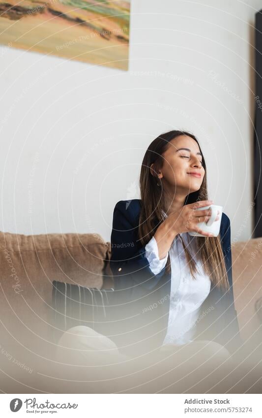 Entspannender Moment mit einer warmen Tasse Kaffee Frau Business Anzug entspannend friedlich Augen geschlossen Gelassenheit Getränk Heißgetränk gemütlich Genuss