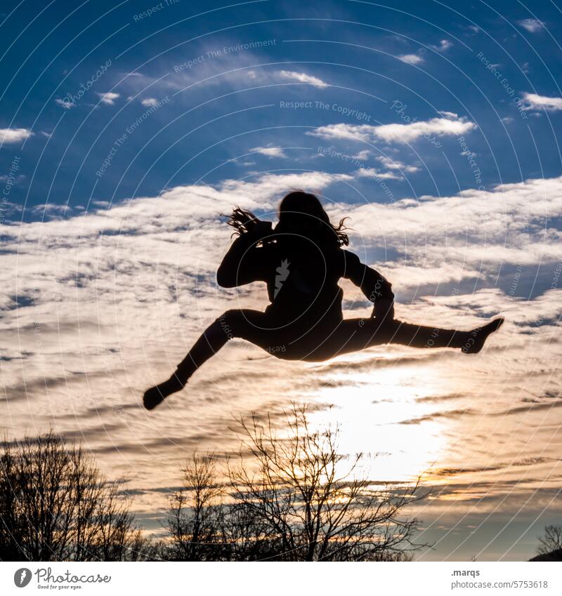 Freudensprung springen Mensch Himmel Sonne Silhouette Bewegung Kindheit Sport Stimmung Abend Sonnenlicht Gegenlicht Schatten Freiheit Spaß Sprung Wolken