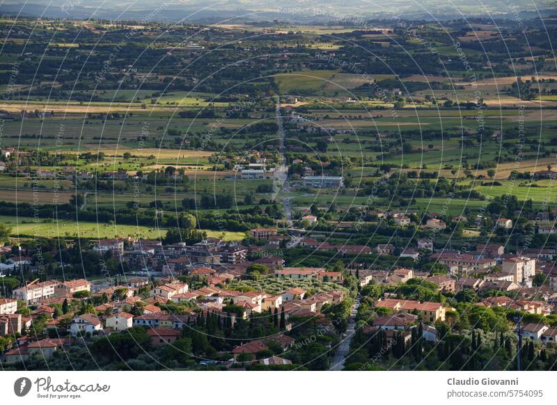 Panoramablick von Cortona, Italien, im Sommer Arezzo Europa Juli Trasimeno Toskana Farbe Land Tag grün Hügel See Landschaft Natur Fotografie ländlich reisen