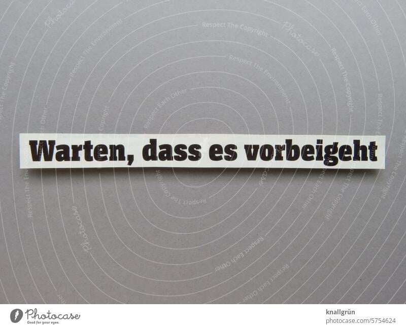 Warten, dass es vorbeigeht Zeit Text warten Krise Erwartung Stimmung Zeitraum aushalten geduldig Geduld Farbfoto Menschenleer Studioaufnahme Schriftzeichen