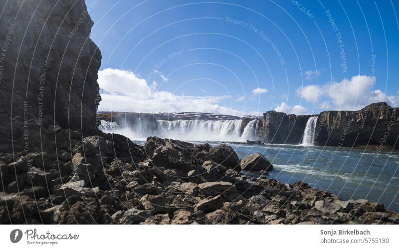 Eine nasse Sache.... Godafoss in Island von unterhalb der Aussichtsplattformen fotografiert Wasserfall isländisch Natur gewaltig Landschaft Felsen Außenaufnahme