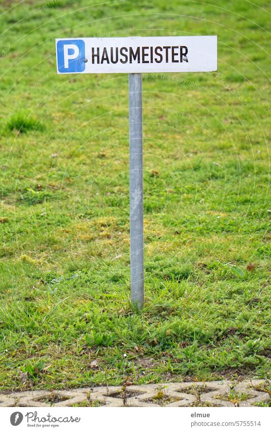 Schild P HAUSMEISTER an einer Metallstange auf der grünen Wiese reservierter Parkplatz Parkplatzschild Hausmeister Hausmeisterparkplatz parken Sondergenehmigung