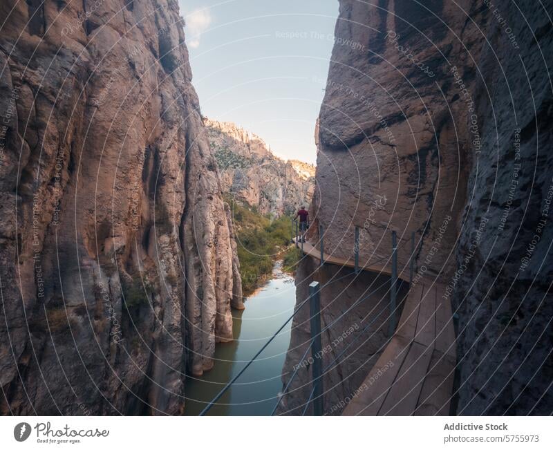 Wanderer auf einem landschaftlich reizvollen Bergwanderweg Berge u. Gebirge Promenade Nachlauf Klippe Wasser Abenteuer reisen malerisch Landschaft im Freien