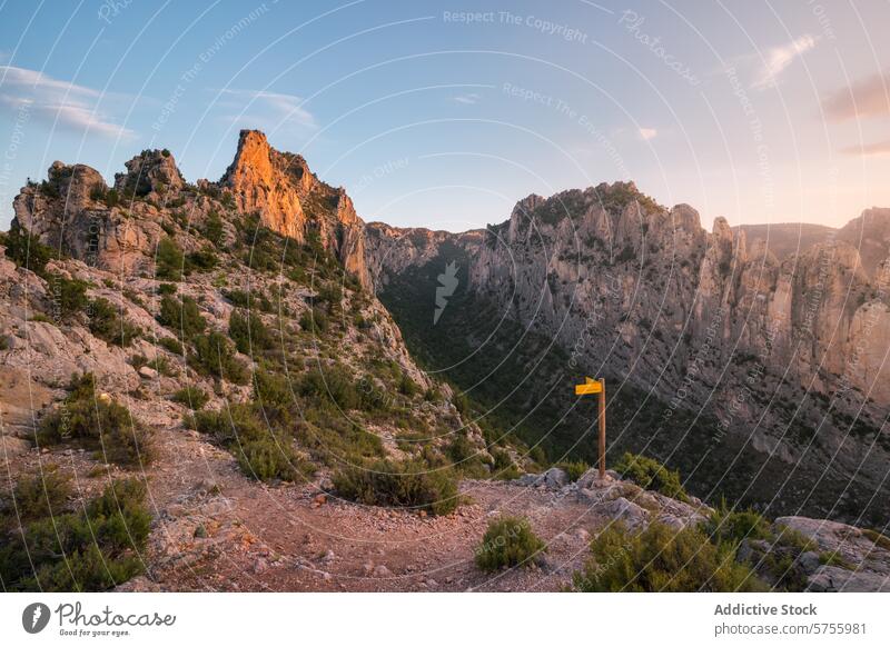 Gelassene Berglandschaft bei Sonnenuntergang mit Wanderwegweiser Berge u. Gebirge Landschaft wandern Nachlauf Zeichen Natur Gelassenheit ruhig Abend golden