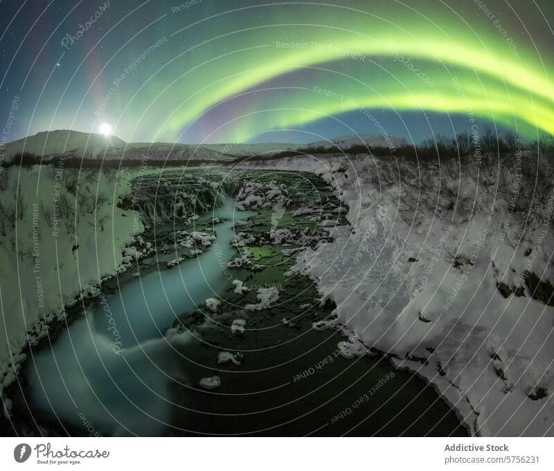 Nordlicht erhellt Islands Winterlandschaft Aurora Landschaft Schnee Fluss Nacht Himmel Naturphänomene malerisch Lichtanzeige pulsierend Farbe Dämmerung ruhig