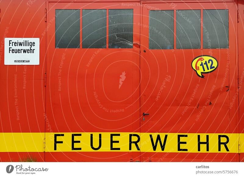 TOR !!! Feuer Feuerwehr Feuerwehrtor Rot Freiwillige Feuerwehr 112 Notruf Fenster Drei Sechs Brand brennen gefährlich Brandschutz Notfall Alarm Rettung retten