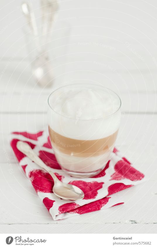 Trendgetränk Milcherzeugnisse Ernährung Frühstück Kaffeetrinken Getränk Heißgetränk Latte Macchiato Glas Löffel lecker Kaffeelöffel Frühstückstisch Morgen