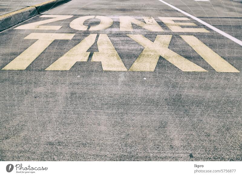 die auf den Asphalt gemalte Linie für die Taxizone Zeichen Straße Information Verkehr Hintergrund signalisieren urban Symbol Großstadt Mark gelb Konzept Farbe