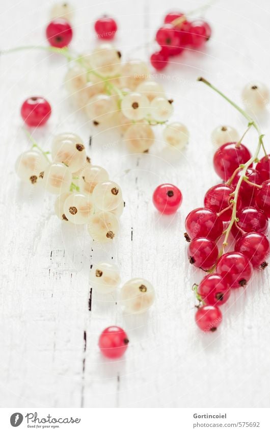 Johannisbeeren Lebensmittel Frucht Ernährung Bioprodukte Vegetarische Ernährung Diät Slowfood frisch lecker sauer süß rot weiß Holztisch Foodfotografie fruchtig