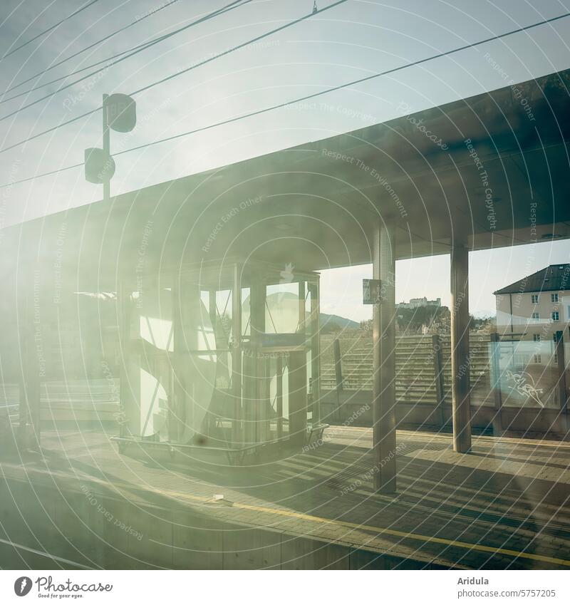 Mit der Bahn vorbei am Bahnhof bei Gegenlicht Sonne Nahverkehr Fernverkehr Zug reisen Fenster Bahnfahren Bahnsteig Öffentlicher Personennahverkehr