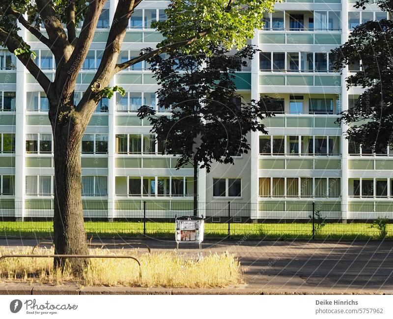 Leerer Einkaufswagen abgestellt vor Ostberliner 70er Jahre Neubausiedlung. plattenbau Neubaugebiet Frankfurter Allee Süd Architektur der 70er Jahre