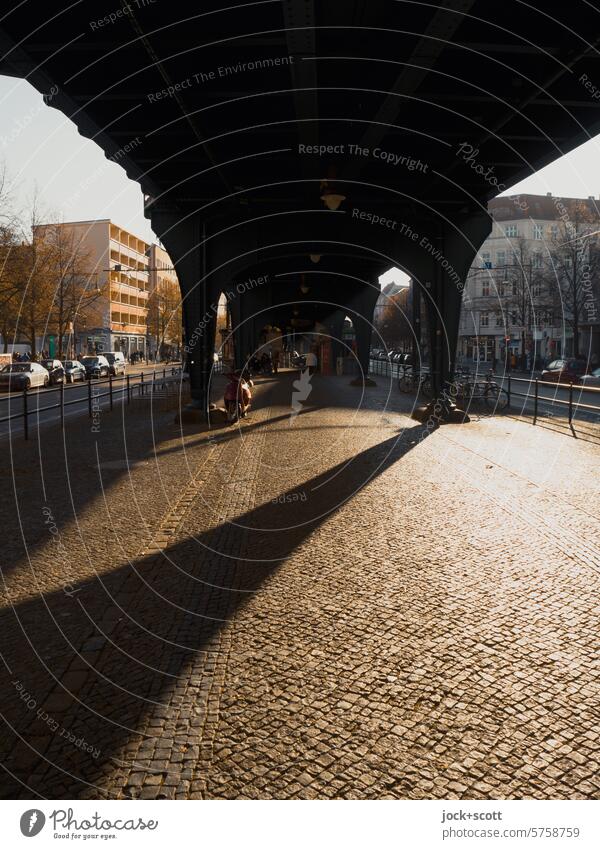 schön, schöner, Schönhauser Allee Hochbahn Stahlträger Prenzlauer Berg Berlin Architektur Wege & Pfade Bauwerk Weitwinkel Gegenlicht Silhouette Schattenspiel