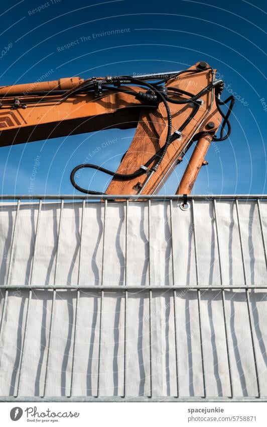 Ein Bagger in der Baustelle Arbeit & Erwerbstätigkeit Außenaufnahme Menschenleer Maschine Arbeitsplatz Baumaschine Industrie bauen Farbfoto