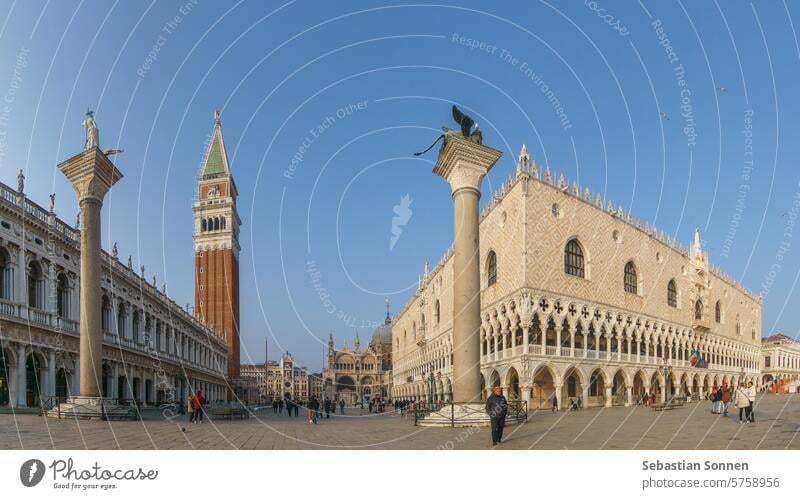 Panorama der Piazza San Marco mit Dogenpalast und Campanile an einem sonnigen Wintertag, Venedig, Venetien, Italien Stadtbild Europa reisen Architektur