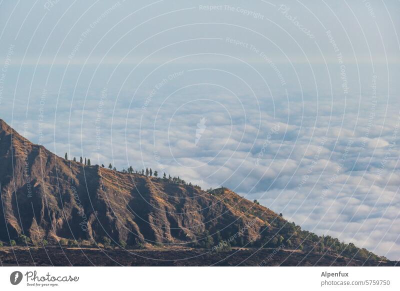 am Ende der Welt Einsamkeit Ferne Himmel Menschenleer Horizont ruhig Natur Außenaufnahme Ferien & Urlaub & Reisen Landschaft Wolken Felsen Gratwanderung